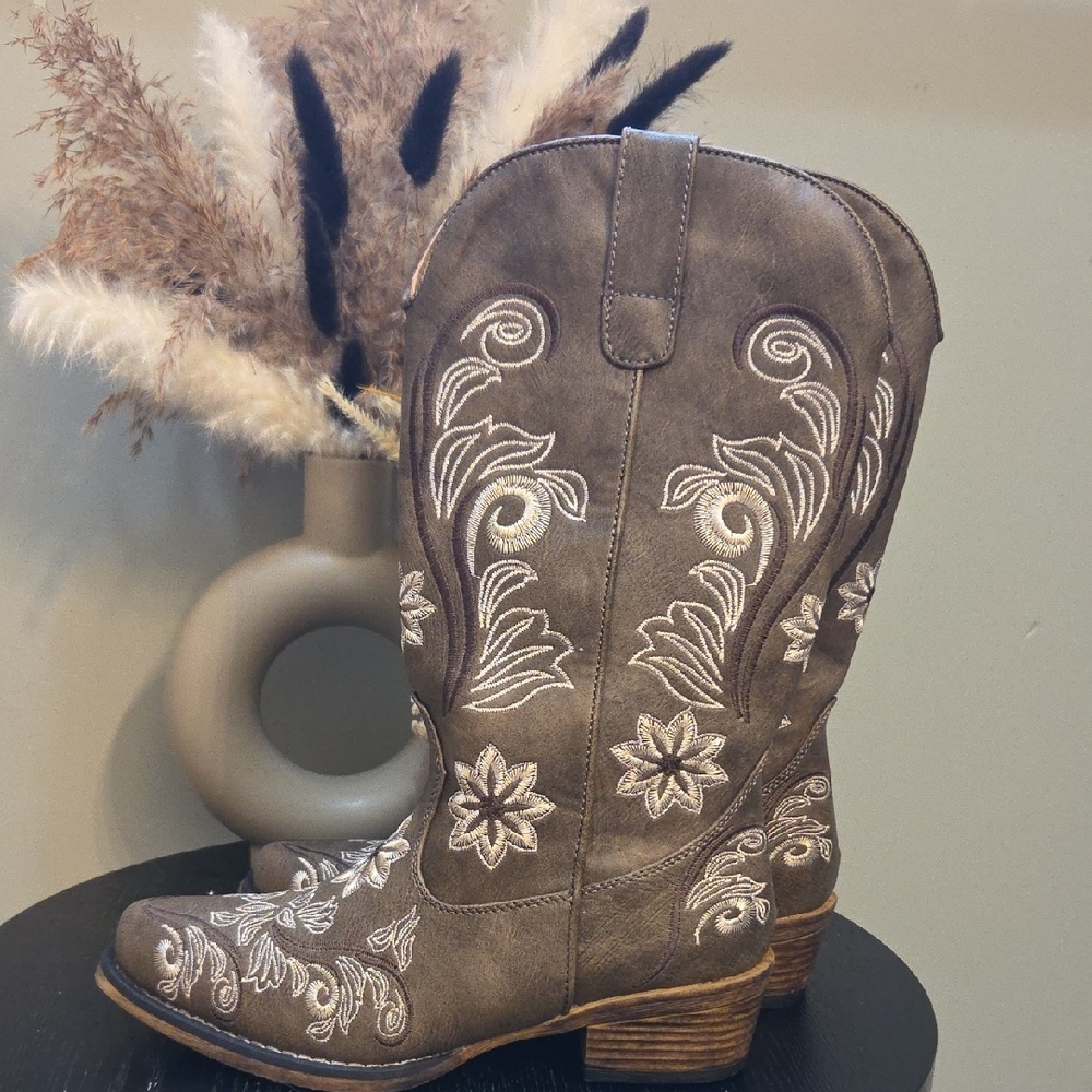 Embroidered Western Cowgirl Boots